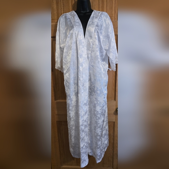 Vintage Other - Vintage White Satin Robe with Luxurious Sheen Floral detail Lace on sleeve